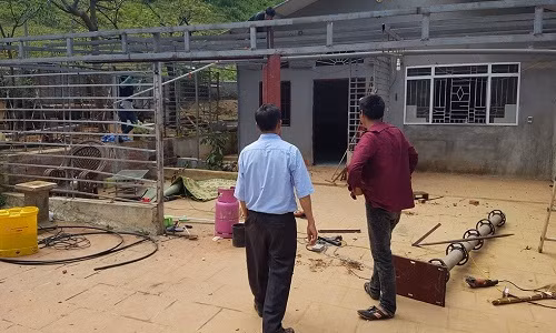 Căn nhà của trùm ma túy Nguyễn Văn Thuận (34 tuổi, tức Thuận Chuột, Thổ, quê ở huyện Thanh Liêm, tỉnh Hà Nam) nằm trên một quả đồi thấp ở bản Tà Dê, xã Lóng Luông, huyện Vân Hồ, Sơn La.