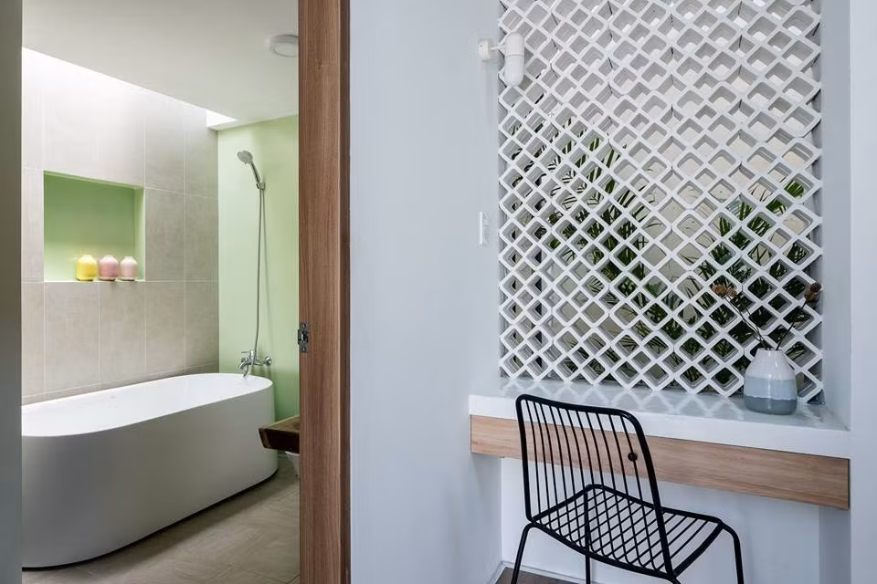 Phòng tắm điểm xuyết màu xanh lá mang đến cảm giác mát mẻ. Nguồn ảnh: Quang Dam.