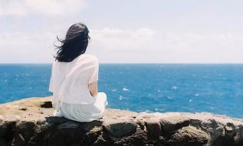 Bạn gái khổ sở vì cho rằng hành động đó là hư đốn (ảnh minh họa)