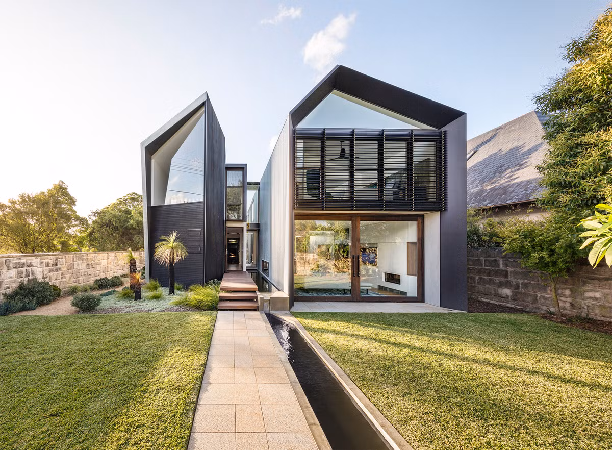 Nằm tại vùng Longueville (Australia), ngôi nhà Iron Maiden House sử dụng lưới thép cho phần mái và các mặt bên nhằm lấy ánh sáng tối đa.