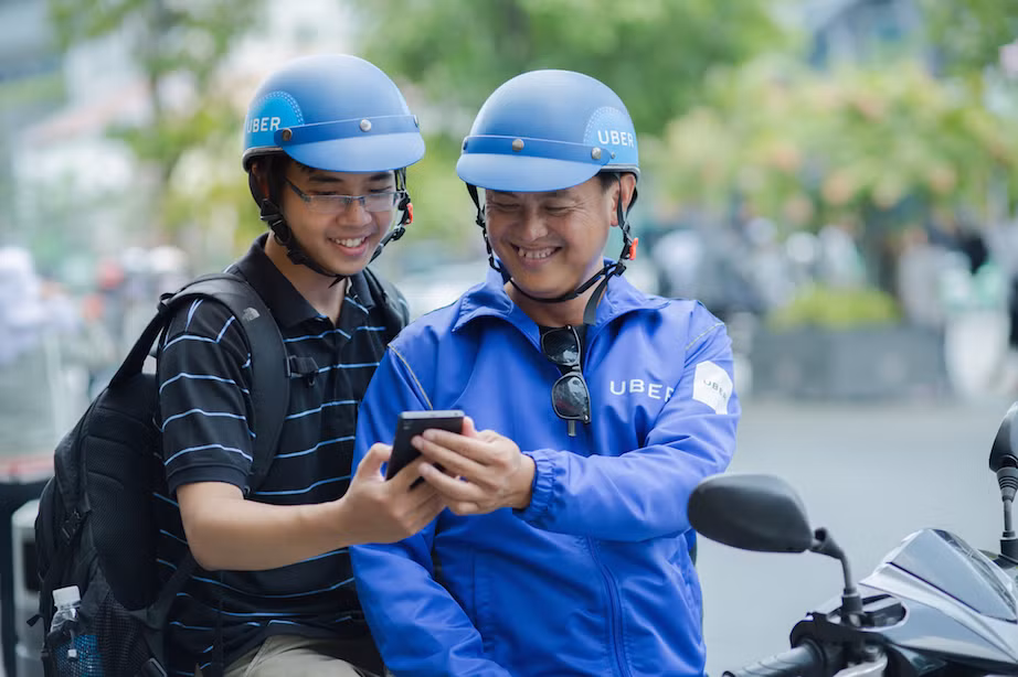 Nếu như ở nhiều nước, Uber đơn giản chỉ là kiếm thêm thu nhập thì tại Việt Nam, Uber nhanh chóng trở thành một nghề chính. Không ít người đã nghỉ việc để trở thành lái xe chuyên nghiệp cho Uber. Ảnh: Lao động.