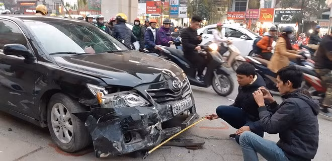 Lực lượng chức năng đang điều tra vụ tai nạn
