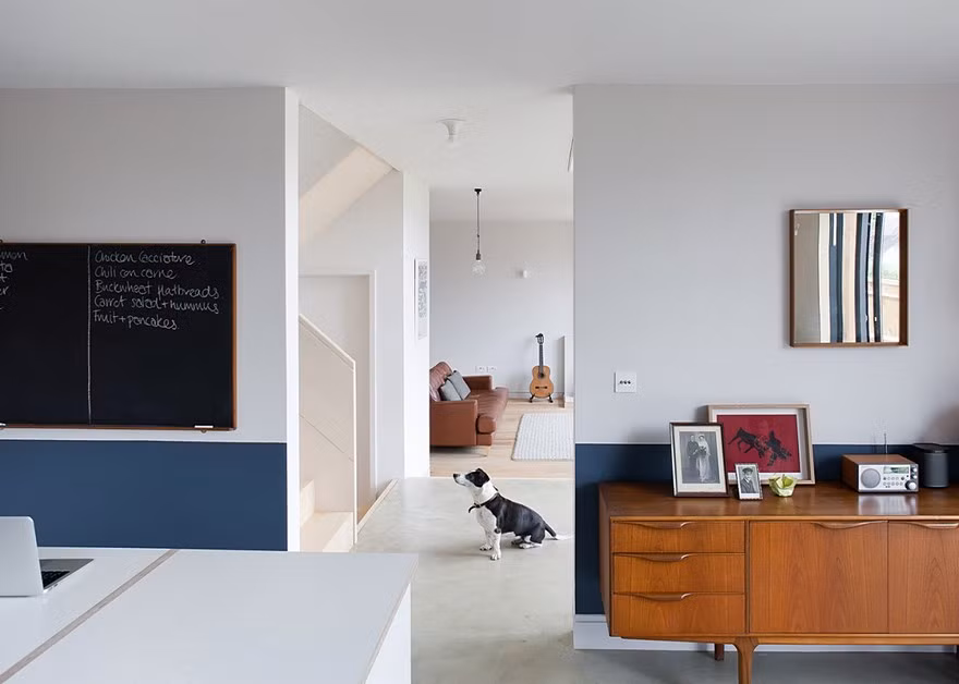 Khung cửa trống có thể tạo thành một vách ngăn vô hình cho không gian. Ảnh: Happynest.