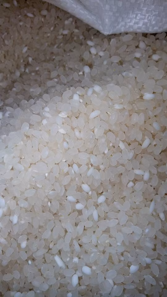 Trên các chợ online, gạo nếp Lào được rao bán với hai loại chính. Một loại hạt gạo dài và một loại gạo tròn. Ảnh: FB Kim Chung.