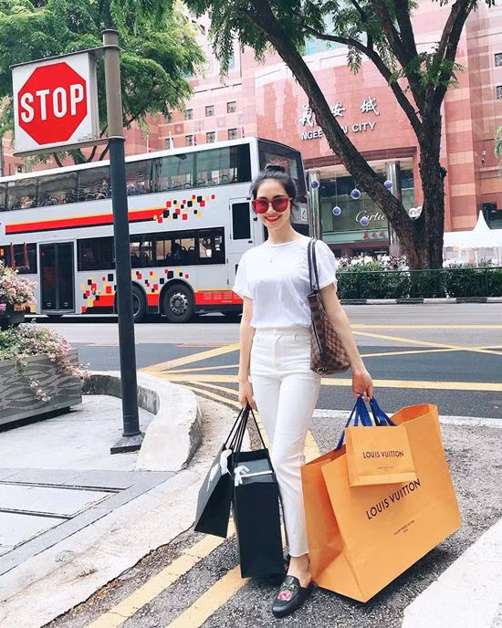 Lấy lại ánh hào quang sau nhiều năm lao đao trong chuyện tình cảm, Hòa Minzy vui tươi trở lại và ghi dấu trong lòng người hâm mộ với những sản phẩm âm nhạc chỉn chu. Việc cô có những show diễn đều đặn chính là nguồn thu lớn để thỏa mãn, chiều chuộng bản thân mua những món đồ hiệu đắt đỏ.