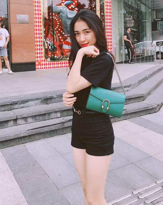 Ngoài ra, người đẹp đặc biệt yêu thích mẫu thắt lưng logo đến từ thương hiệu Salvatore Ferragamo. Dù diện đồ basic nhưng Hòa Minzy lại khá chú ý tới cách mix phụ kiện và thay đổi thường xuyên tạo nên sự mới lạ, đa dạng mỗi khi xuống phố.