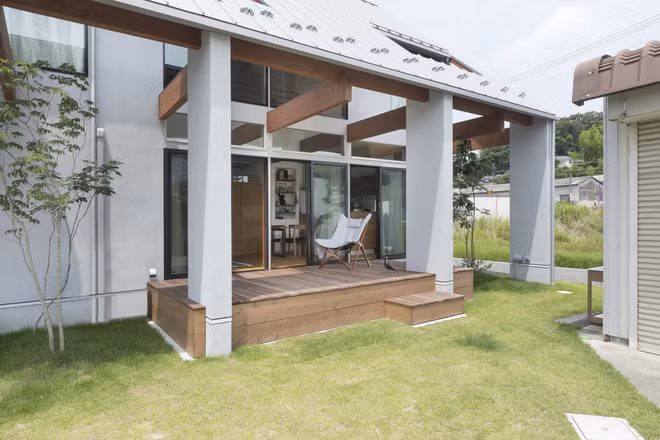 Trên mảnh đất 203,68 m2, kiến trúc sư chọn phương án xây dựng hơn 100m2, còn lại là diện tích mái hiên và sân vườn.