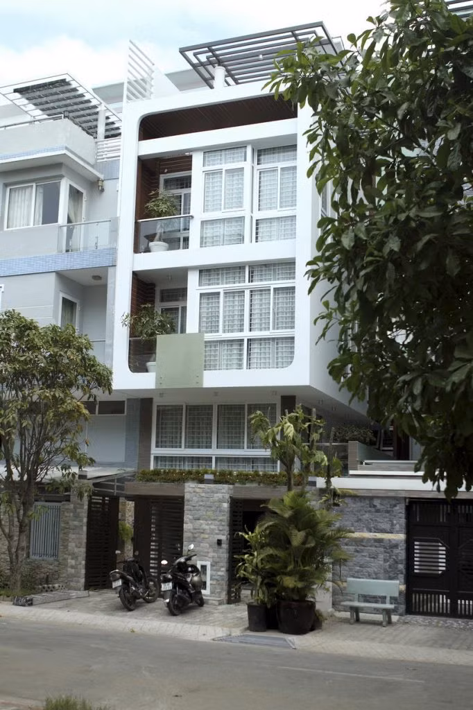 Với chi phí xây dựng khoảng 1,4 tỷ đồng, mẫu nhà ống 3 tầng gọn thoáng, có nhiều khoảng trống cần thiết nhờ thiết kế giếng trời. Ảnh: Xaynhasaigon.