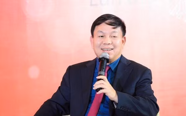 Chia sẻ về thời gian công tác tại Viện Kỹ thuật quân sự, ông Lê Đăng Dũng ví mình giống như ông viện sĩ, suốt ngày đeo kính và đọc sách. Ảnh: Cafebiz.