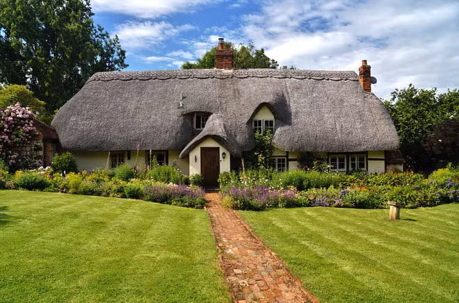 Ngôi nhà tranh với vườn hoa, bãi cỏ xanh mướt tại Buckinghamshire, Anh.