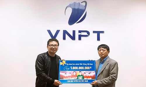 VNPT tặng 1 tỷ đồng cho U23 Việt Nam sau trận chung kết. Ảnh: PLO.
