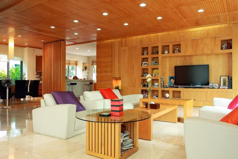 Các chi tiết trang trí nội thất mang hơi hướng truyền thống Việt Nam như gỗ tự nhiên, bức vách truyền thống. Dù vậy, toàn bộ không gian vẫn mang yếu tố hiện đại nhờ kiến trúc mở.