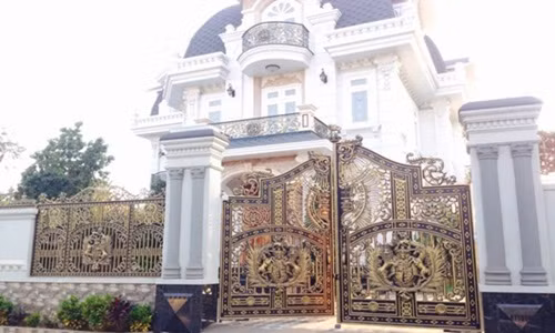 Mẫu cổng nhôm đúc họa tiết tỉ mỉ, phù hợp với những ngôi biệt thự sang trọng. Ảnh: Nhomduclc.