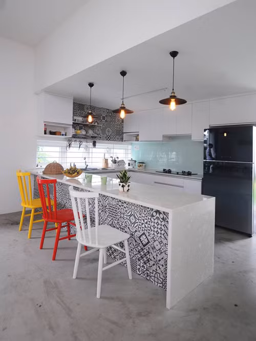 Phòng bếp hiện đại, trẻ trung với ghế nhiều màu, đèn thả trần, gạch bông họa tiết.