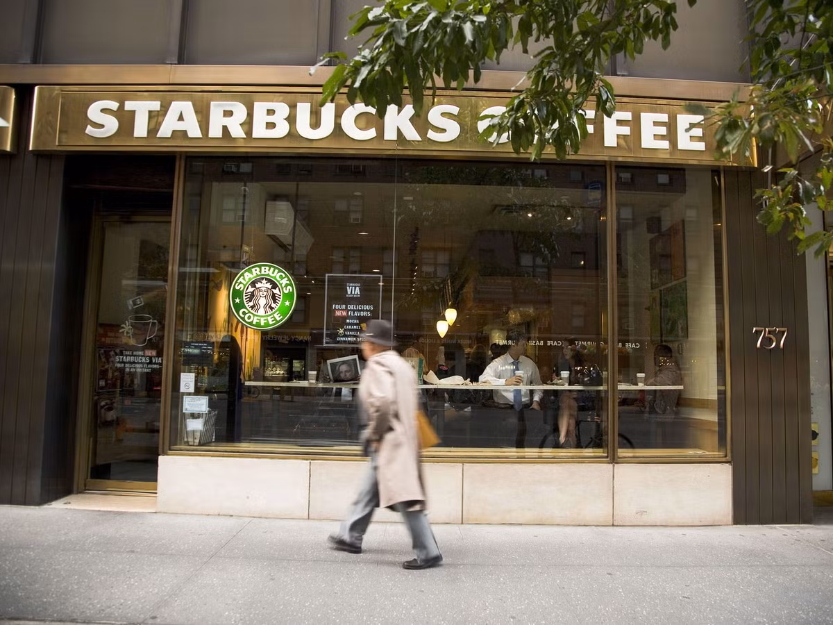 Trong năm 2017, một cửa hàng Starbuck tại Manhattan (Mỹ) bị khách hàng chỉ trích vì hành vi mang tính phân biệt chủng tộc với khách hàng gốc Á. Ảnh: Printest.