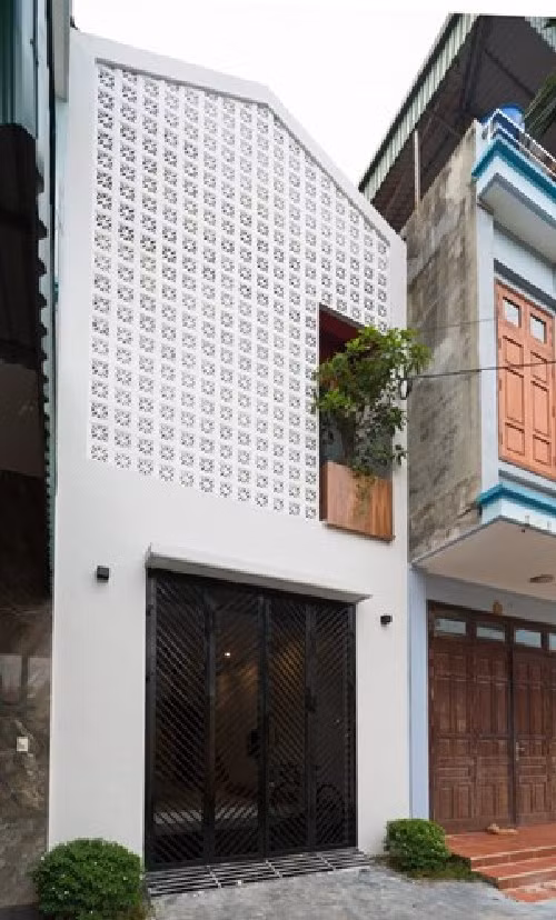 Nhà ống 3 tầng sở hữu không gian ở hiện đại và thoáng đãng nhờ sử dụng gạch hoa gió tại mặt tiền. Ảnh: Archdaily.