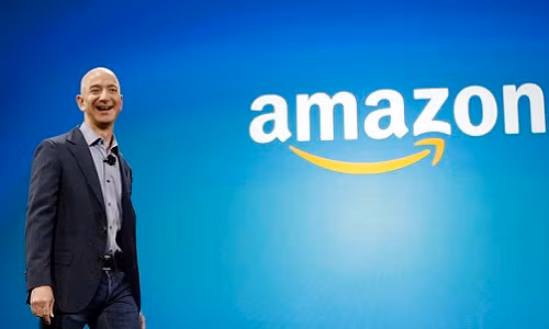 Ngày 9/3, cổ phiếu Amazon liên tục tăng mạnh nâng tài sản của tỷ phú Jeff Bezos lên kỷ lục mới 130,5 tỷ USD. Ảnh: VOA.