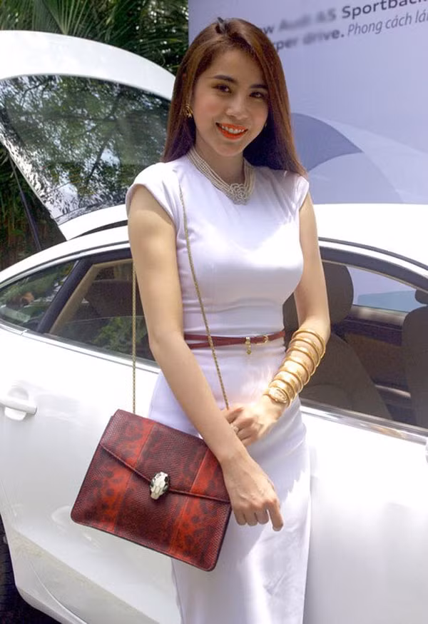 Còn đây là chiếc đồng hồ vàng đính kim cương của Thủy Tiên cũng có giá trị 4 tỷ đồng. Ảnh: Bestie.
