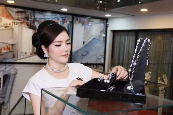 Nổi tiếng trong giới sao Việt là "Nữ hàng trang sức", Lý Nhã Kỳ khiến nhiều người choáng váng bởi bộ sưu tập kim cương khủng. Cô còn sở hữu một cơ sở kinh doanh kim cương lớn với dòng kim cương mang tên mình. Ảnh: Dân Việt.