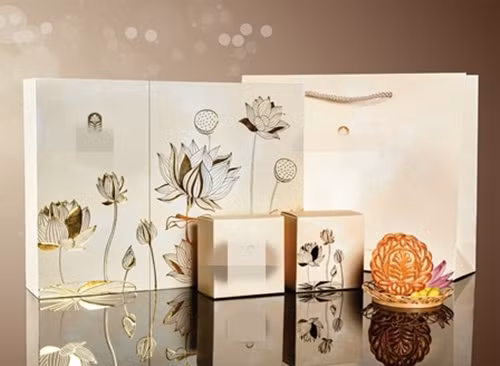Hộp bánh trung thu nghệ thuật với hai sắc điệu hòa quyện, gợi đến hình ảnh sen nở trong đêm và cánh hoa đan vào ánh trăng từ ý thơ xưa. Ảnh: Hanoigrapevine.