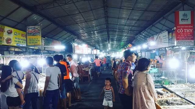 Nguồn hải sản tươi ngon và phong phú là yếu tố tạo nên điểm thu hút khách cho khu chợ đêm hải sản Vũng Tàu. Ảnh: @viet.truong11.