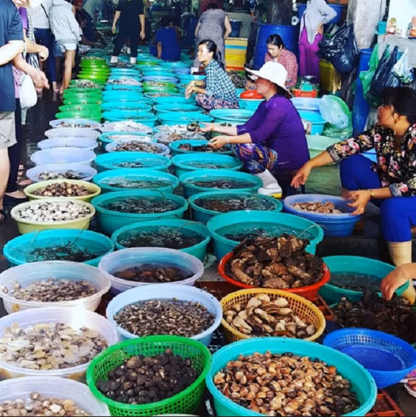 Chợ hoạt động vào đầu giờ chiều đến tận nửa đêm, thậm chí vào các dịp lễ có nhiều quán còn mở 24/24. Ảnh: Diadiemanuong.