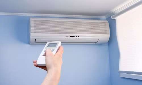 Điều hòa nhiệt độ được xem là thiết bị điện ngốn nhiều điện năng nhất trong gia đình. Một chiếc điều hòa 9000 BTU (công suất dao động từ 800 – 850 W) tiêu tốn khoảng 0,85KWh (gần 1 số điện) trong một giờ.