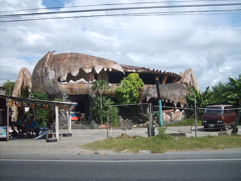 Tòa nhà hình con cua ở Philippines.