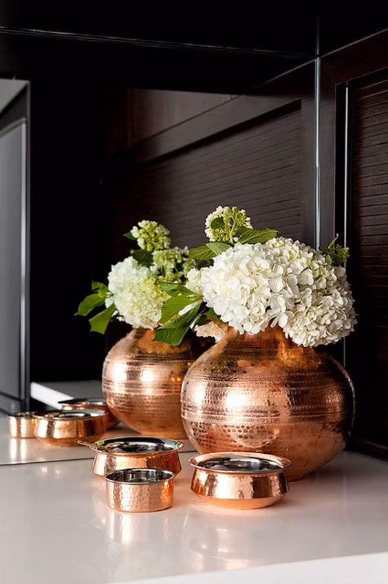 Những món đồ trang trí nhỏ mang lớp vỏ ánh kim như đèn, lọ hoa, đồ lưu niệm… sẽ khiến không gian nhà bạn trở nên đặc biệt ấn tượng.