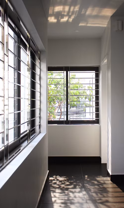 Cửa sổ kính lớn đem ánh nắng vào nhà nhiều nhất có thể.