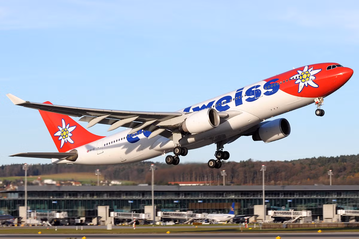 Năm 1998, Edelweiss mua một loạt máy bay Airbus A320-200 mới để thay thế MD-83. Trong năm 1999, các chuyến bay đường dài của Edelweiss bắt đầu sử dụng máy bay Airbus A330-200. Ảnh: Wiki.