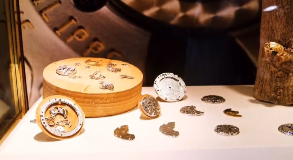 Mỗi chiếc đồng hồ Patek Philippe xa xỉ có 252 chi tiết cấu thành.