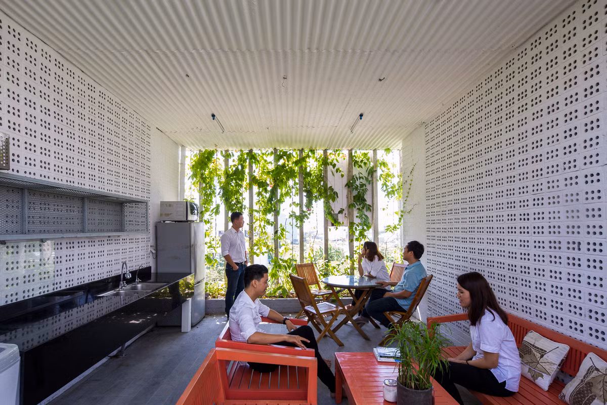 Trần nhà dạng gợn sóng mang đến cảm giác thân thuộc.