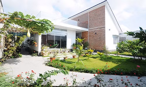 Nằm tại thành phố Sa Đéc (Đồng Tháp), ngôi nhà vườn 1 tầng gây ấn tượng bởi sự hòa quyện của nét đẹp hiện đại và nét đẹp tự nhiên.