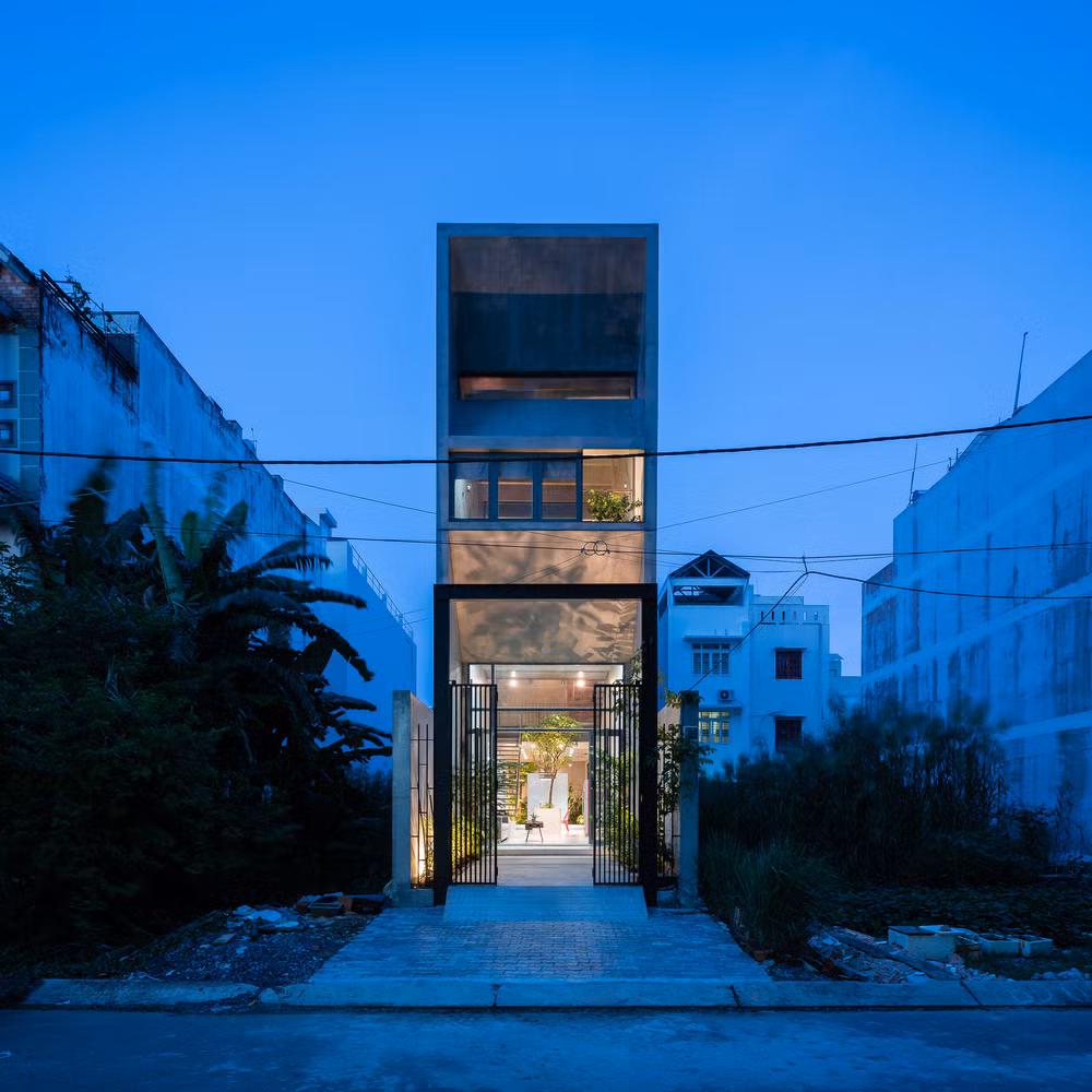 Tọa lạc tại quận 7, TP HCM ngôi nhà ống có diện tích 100m2 được kiến trúc sư Ngô Việt Khánh Duy và các cộng sự khoác lên một phong cách mới, thay thế lối kiến trúc cũ truyền thống.