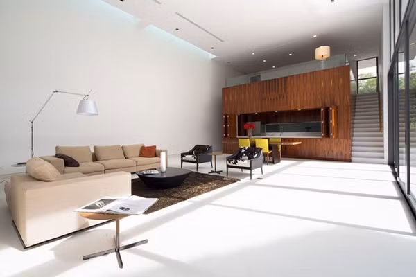 Cầu thang bố trí cạnh bếp dẫn lên các không gian riêng tư bên trên.