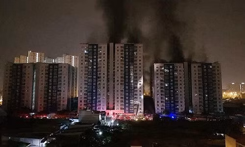 Rạng sáng ngày 23/3, một vụ cháy xảy ra tại chung cư Carina Plaza gây hậu quả đặc biệt nghiêm trọng. Đã có 13 người thiệt mạng và 14 người bị thương trong đám cháy. Ảnh: Vũ Sơn.
