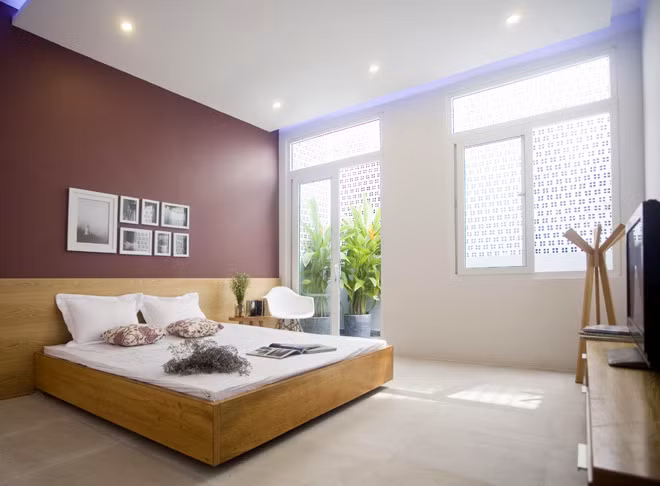 Ô cửa lấy sáng ở mặt bên như một điểm nhấn hiệu quả và ưa nhìn.