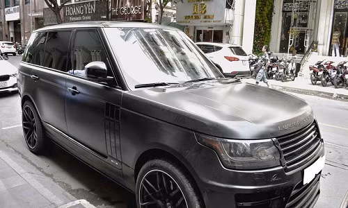Lumma là hãng độ xe đến từ Đức nổi tiếng về những bản độ hầm hố cho Range Rover, BMW hay Porsche. Gói độ Lumma CLR RS đã biến Range Rover LWB với vẻ ngoài sang trọng và lịch lãm trở nên hầm hố hơn đặc biệt là ở cản phần cản trước.