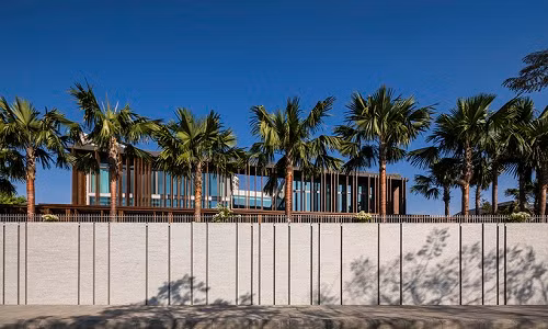 Biệt thự lấp ló sau rặng cau không khác các resort bên bờ biển.