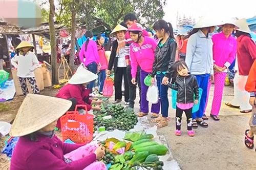 Phiên chợ luôn tấp nập kẻ bán người mua. Ảnh: Vov.