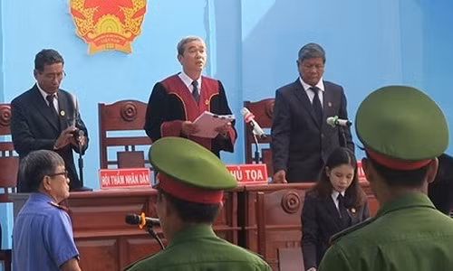 1: 15 đối tượng gây rối trật tự tại Phan Rí lĩnh án: Sáng (26/9), Tòa án nhân dân huyện Bắc Bình, tỉnh Bình Thuận mở Phiên tòa sơ thẩm xét xử 15 đối tượng về tội gây rối trật tự công cộng trên Quốc lộ 1A tại khu vực cầu Nam, thị trấn Phan Rí Thành, huyện Bắc Bình. Phiên tòa được tiến hành công khai tại Trung tâm Giáo dục thường xuyên và Hướng nghiệp huyện Bắc Bình. Trong ảnh, Hội đồng xét xử do thẩm phán Lâm Quốc Tuấn làm chủ tọa.