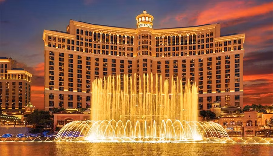 Mở cửa từ năm 1998, Bellagio được coi là viên kim cương đắt giá nhất của giới khách sạn và kinh doanh sòng bạc. Khách sạn Bellagio cao 36 tầng với đài phun nước nổi tiếng. Nguồn ảnh: Ceoworld.