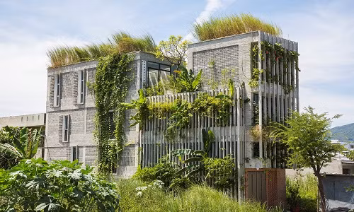 Tọa lạc tại số 297 Ngô Quyền, phường An Hải Bắc, quận Sơn Trà, Đà Nẵng, tòa nhà văn phòng 4 tầng nằm giữa khu đất rộng lớn thu hút người qua đường khi phủ đầy cây xanh.