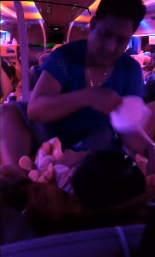 “Ong bo quoc dan” ngoi quat cho con ca dem de vo ngu