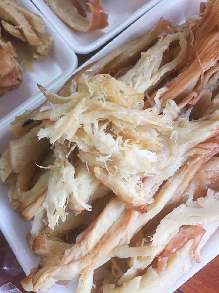 Cua hoàng đế hun khói cũng không mất nhiều công xào nấu, chỉ cần xé nhỏ bày lên đĩa là đã có thể thưởng thức. Ảnh: FB Khoa Dĩnh Võ.