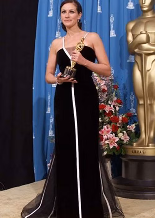 Chiếc đầm đen hiệu Valentino trị giá 95.000 USD (gần 2,2 tỷ đồng) được Julia Roberts diện tại Oscar 2001 trở thành một trong những bộ váy nổi tiếng được yêu thích nhất trong lịch sử Oscar.