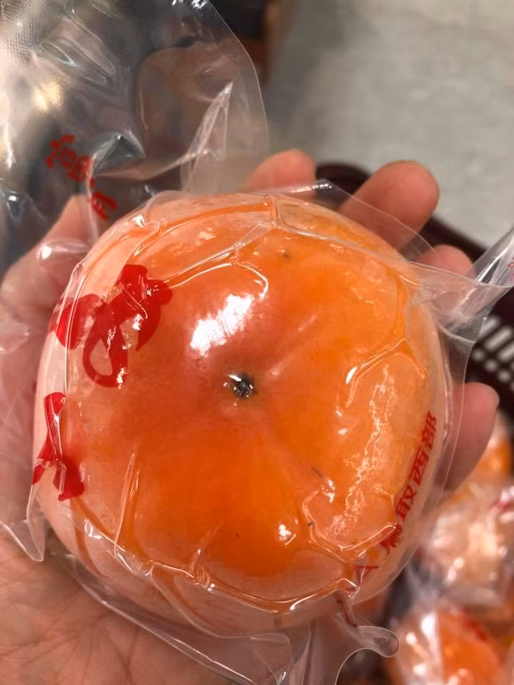 Nếu như hồng giòn ở Việt Nam hái xuống rồi ủ cho chín thì hồng giòn Nhật Bản phần lớn thu hoạch khi chín cây. Do đó, lượng hồng Nhật xách tay về Việt Nam không nhiều. Ảnh: FB Nhung Nguyen.