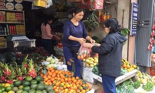 Với quan niệm "Lễ cả năm không bằng rằm tháng Giêng", từ sáng sớm, rất nhiều người Hà Nội đã dậy sớm chuẩn bị mua đồ lễ để cúng rằm tháng Giêng. Đây là rằm đầu tiên của năm mới nên người dân mua sắm nhiều đồ cúng hơn.