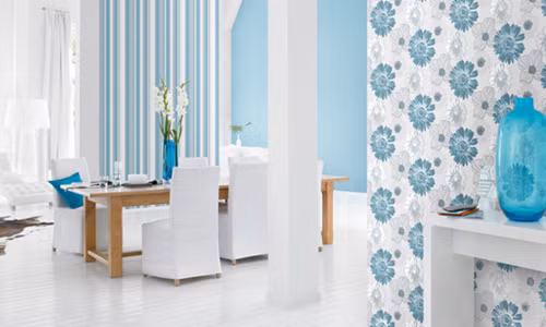 Theo các chuyên gia, giấy dán tường màu xanh dương chủ đạo góp phần làm không khí trong nhà mát mẻ hơn. Ảnh: Bindo.